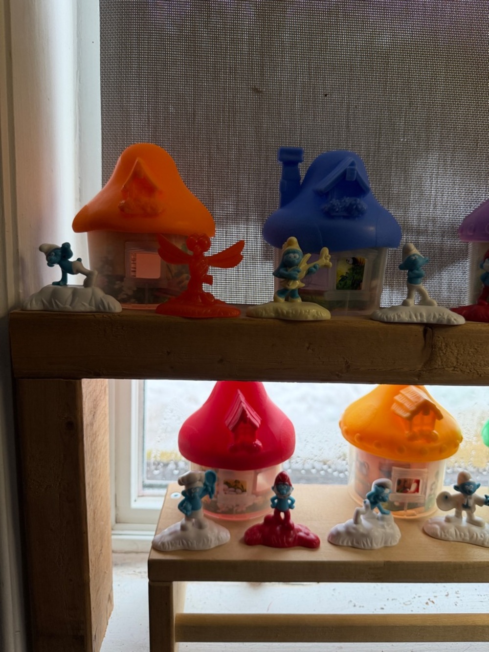 MacDonald Smurfs Mushroom 2017 Playset with Blue and Red Figures - Smurfs